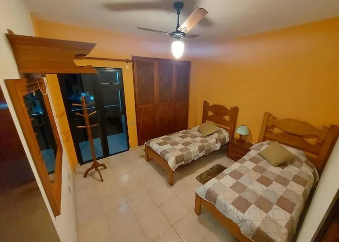 Apto 04 qtos, aconchegante, localizado em prédio frente Praia do Forte
